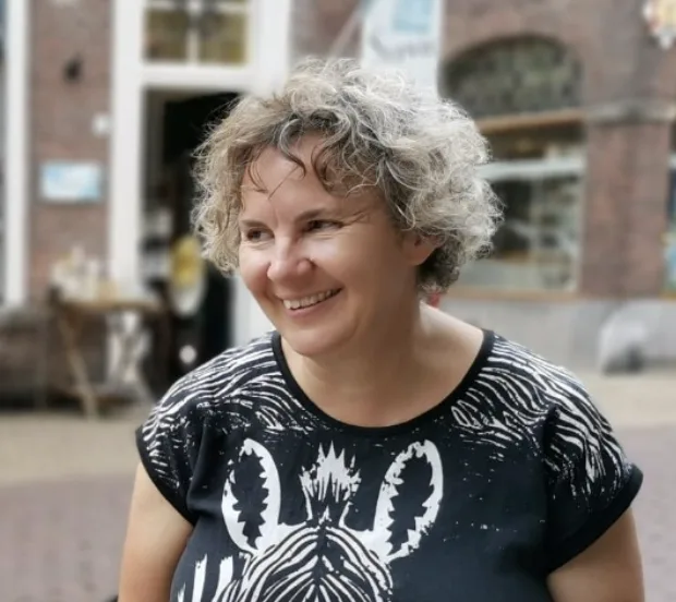 Mariëtte van Stralen, lachend buiten op straat